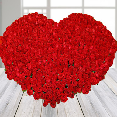 1000 red roses arrangement with heart shape